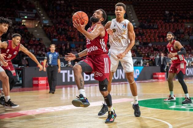 Darrun Hilliard 32 (FC Bayern), Nicolas Tischler 3 (Loewen Braunschweig), FC Bayern Basketball vs. Loewen Braunschweig, easyCredit BBL, 10.10.2021 Muenchen Bayern Deutschland