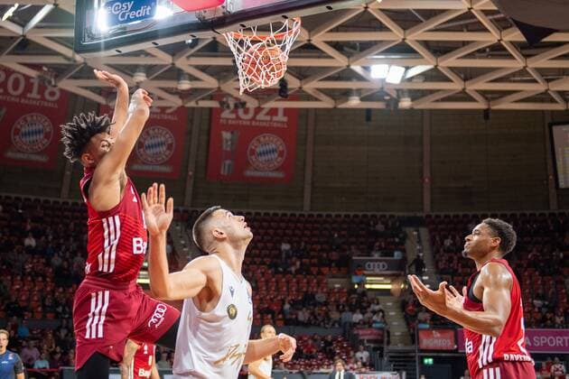 Jason George 12 (FC Bayern), Benedikt Turudic 44 (Loewen Braunschweig), FC Bayern Basketball vs. Loewen Braunschweig, easyCredit BBL, 10.10.2021 Muenchen Bayern Deutschland