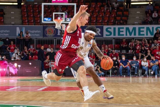 Ognjen Jaramaz 10 (FC Bayern), Tookie Brown 0 (Loewen Braunschweig), FC Bayern Basketball vs. Loewen Braunschweig, easyCredit BBL, 10.10.2021 Muenchen Bayern Deutschland