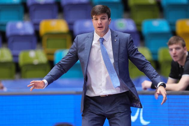 Fraport Skyliners - Hamburg Towers, easyCredit-BBL Head Coach Pedro Calles (Hamburg Towers). Basketball-Spiel des easyCredit BBL zwischen den Fraport Skyliners und den Hamburg Towers am 10. Oktober 2021 in der Fraport-Arena in Frankfurt am Main., Frankfurt am Main Hessen Deutschland Fraport-Arena