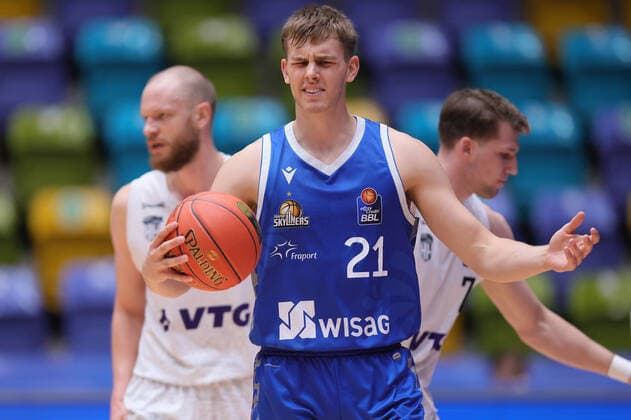 Fraport Skyliners - Hamburg Towers, easyCredit-BBL Lorenz Brenneke (Fraport Skyliners, 21). Basketball-Spiel des easyCredit BBL zwischen den Fraport Skyliners und den Hamburg Towers am 10. Oktober 2021 in der Fraport-Arena in Frankfurt am Main., Frankfurt am Main Hessen Deutschland Fraport-Arena