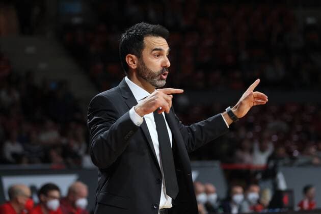 Braunschweigs Trainer Jesus RAMIREZ. Basketball, FC Bayern Muenchen - Loewen Braunschweig, BBL-Hauptrunde, Saison 2021-2022, am 10.10.2021 in Muenchen, A U D I D O M E, Deutschland. Quelle Copyright Credit : Oryk HAIST