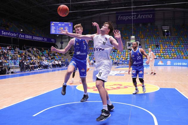Fraport Skyliners - Hamburg Towers, easyCredit-BBL Maik Kotsar (Hamburg Towers, 11) gegen Matt Haarms (Fraport Skyliners, 3). Basketball-Spiel des easyCredit BBL zwischen den Fraport Skyliners und den Hamburg Towers am 10. Oktober 2021 in der Fraport-Arena in Frankfurt am Main., Frankfurt am Main Hessen Deutschland Fraport-Arena