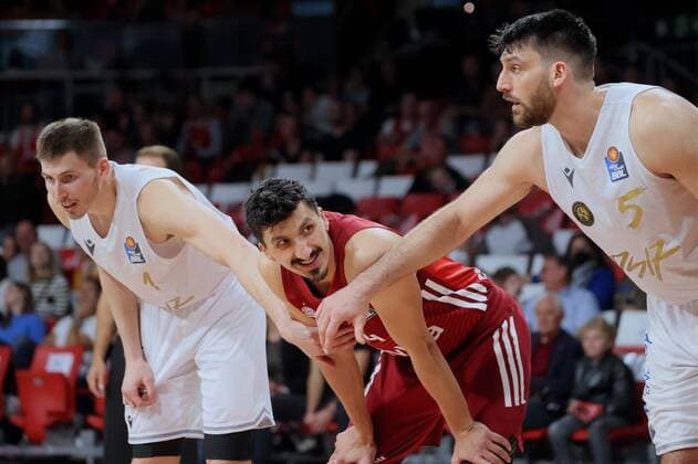 Bayerns 14 Nihad DJEDOVIC zwischen Braunschweigs 1 KRAEMER (KRÄMER) und Braunschweigs 5 KLASSEN. Basketball, FC Bayern Muenchen - Loewen Braunschweig, BBL-Hauptrunde, Saison 2021-2022, am 10.10.2021 in Muenchen, A U D I D O M E, Deutschland. Quelle Copyright Credit : Oryk HAIST