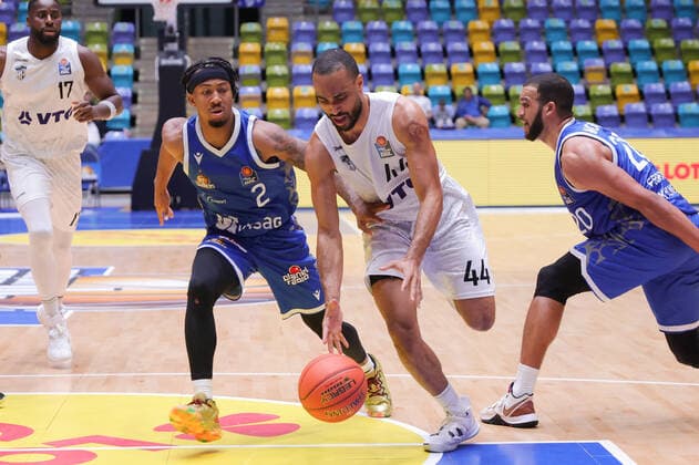Fraport Skyliners - Hamburg Towers, easyCredit-BBL Jabril Durham (Hamburg Towers, 44) gegen Donovan Donaldson (Fraport Skyliners, 2) und Rasheed Moore (Fraport Skyliners, 20). Basketball-Spiel des easyCredit BBL zwischen den Fraport Skyliners und den Hamburg Towers am 10. Oktober 2021 in der Fraport-Arena in Frankfurt am Main., Frankfurt am Main Hessen Deutschland Fraport-Arena