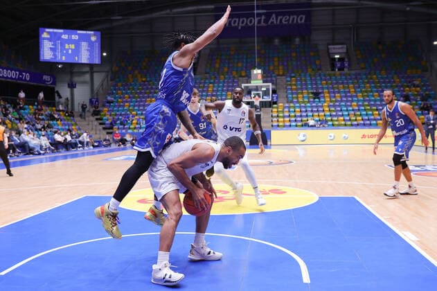 Fraport Skyliners - Hamburg Towers, easyCredit-BBL Donovan Donaldson (Fraport Skyliners, 2) stützt sich auf Jabril Durham (Hamburg Towers, 44) auf. Basketball-Spiel des easyCredit BBL zwischen den Fraport Skyliners und den Hamburg Towers am 10. Oktober 2021 in der Fraport-Arena in Frankfurt am Main., Frankfurt am Main Hessen Deutschland Fraport-Arena