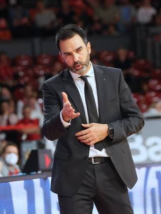 Braunschweigs Trainer Jesus RAMIREZ. Basketball, FC Bayern Muenchen - Loewen Braunschweig, BBL-Hauptrunde, Saison 2021-2022, am 10.10.2021 in Muenchen, A U D I D O M E, Deutschland. Quelle Copyright Credit : Oryk HAIST
