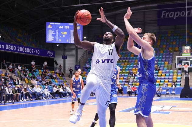 Fraport Skyliners - Hamburg Towers, easyCredit-BBL Eddy Edigin (Hamburg Towers, 17) gegen Lorenz Brenneke (Fraport Skyliners, 21). Basketball-Spiel des easyCredit BBL zwischen den Fraport Skyliners und den Hamburg Towers am 10. Oktober 2021 in der Fraport-Arena in Frankfurt am Main., Frankfurt am Main Hessen Deutschland Fraport-Arena