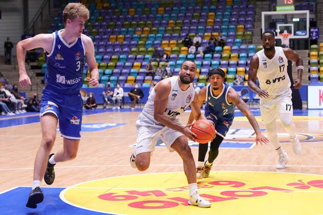 Fraport Skyliners - Hamburg Towers, easyCredit-BBL Jabril Durham (Hamburg Towers, 44) zwischen Matt Haarms (Fraport Skyliners, 3) und Donovan Donaldson (Fraport Skyliners, 2). Basketball-Spiel des easyCredit BBL zwischen den Fraport Skyliners und den Hamburg Towers am 10. Oktober 2021 in der Fraport-Arena in Frankfurt am Main., Frankfurt am Main Hessen Deutschland Fraport-Arena