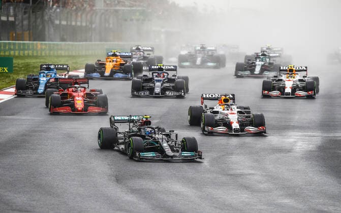 Start, 77 Valtteri Bottas (FIN, Mercedes-AMG Petronas F1 Team), 33 Max Verstappen (NED, Red Bull Racing), 16 Charles Leclerc (MON, Scuderia Ferrari Mission Winnow), 14 Fernando Alonso (ESP, Alpine F1 Team), 10 Pierre Gasly (FRA, Scuderia AlphaTauri Honda), 11 Sergio Perez (MEX, Red Bull Racing), F1 Grand Prix of Turkey at Intercity Istanbul Park on October 10, 2021 in Istanbul, Turkey. (Photo by HOCH ZWEI) Istanbul Turkey