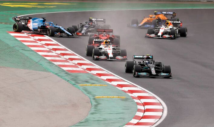 Start, 77 Valtteri Bottas (FIN, Mercedes-AMG Petronas F1 Team), 33 Max Verstappen (NED, Red Bull Racing), 16 Charles Leclerc (MON, Scuderia Ferrari Mission Winnow), F1 Grand Prix of Turkey at Intercity Istanbul Park on October 10, 2021 in Istanbul, Turkey. (Photo by HOCH ZWEI) Istanbul Turkey