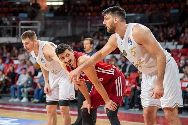 David Kraemer 1 (Loewen Braunschweig), Nihad Dedovic 14 (FC Bayern), Owen Klassen 5 (Loewen Braunschweig), FC Bayern Basketball vs. Loewen Braunschweig, easyCredit BBL, 10.10.2021 Muenchen Bayern Deutschland