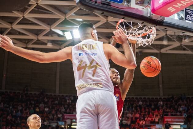 Benedikt Turudic 44 (Loewen Braunschweig), Thomas Deshaun 1 (FC Bayern), FC Bayern Basketball vs. Loewen Braunschweig, easyCredit BBL, 10.10.2021 Muenchen Bayern Deutschland
