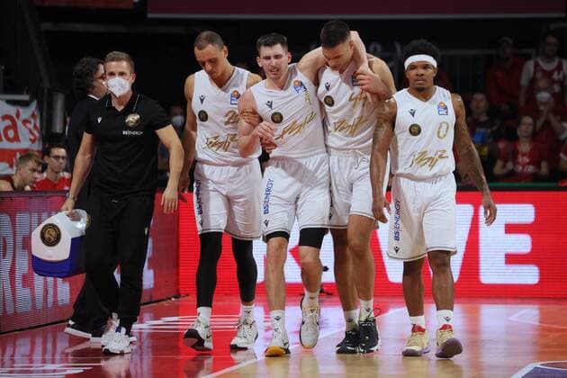 Braunschweigs 1 KRAEMER (KRÄMER) wird verletzt vom Spielfeld gefuehrt. Basketball, FC Bayern Muenchen - Loewen Braunschweig, BBL-Hauptrunde, Saison 2021-2022, am 10.10.2021 in Muenchen, A U D I D O M E, Deutschland. Quelle Copyright Credit : Oryk HAIST