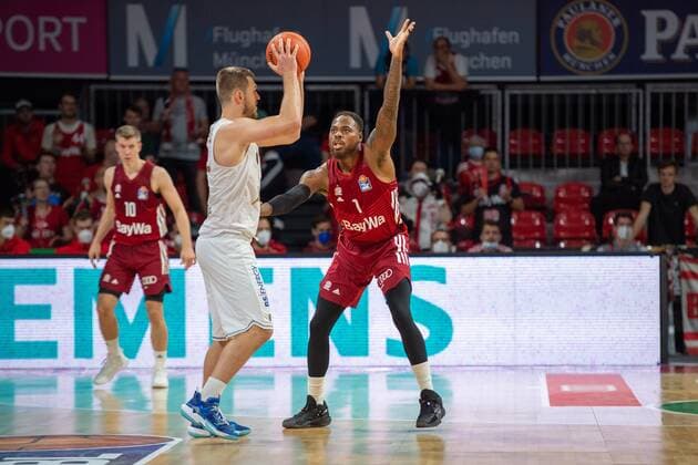 Benedikt Turudic 44 (Loewen Braunschweig), Thomas Deshaun 1 (FC Bayern), FC Bayern Basketball vs. Loewen Braunschweig, easyCredit BBL, 10.10.2021 Muenchen Bayern Deutschland