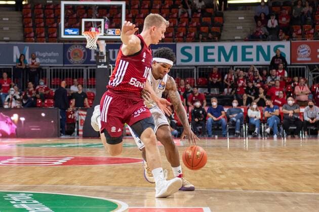 Ognjen Jaramaz 10 (FC Bayern), Tookie Brown 0 (Loewen Braunschweig), FC Bayern Basketball vs. Loewen Braunschweig, easyCredit BBL, 10.10.2021 Muenchen Bayern Deutschland