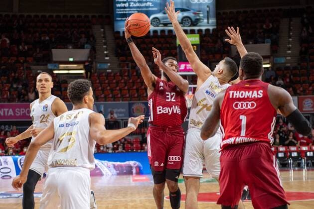 Darrun Hilliard 32 (FC Bayern), Benedikt Turudic 44 (Loewen Braunschweig), Thomas Deshaun 1 (FC Bayern), FC Bayern Basketball vs. Loewen Braunschweig, easyCredit BBL, 10.10.2021 Muenchen Bayern Deutschland
