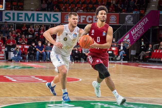 Martin Peterka 15 (Loewen Braunschweig), Nick Weiler-Babb 0 (FC Bayern), FC Bayern Basketball vs. Loewen Braunschweig, easyCredit BBL, 10.10.2021 Muenchen Bayern Deutschland