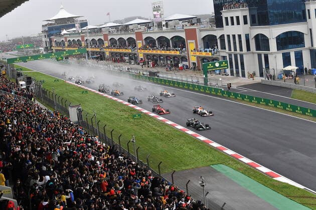 Formula 1 Turkish Grand Prix 2021 10.10.2021, Istanbul Park Circuit, Istanbul, Formula 1 Turkish Grand Prix 2021 ,im Bild Rennstart: Valtteri Bottas (FIN 77), Mercedes-AMG Petronas Formula One Team, Max Verstappen (NEL 33), Red Bull Racing Honda, Charles Leclerc (MCO 16), Scuderia Ferrari Mission Winnow, Sergio Perez (MEX 11), Red Bull Racing Honda, Fernando Alonso (ESP 14), Alpine F1 Team, Pierre Gasly (FRA 10), Scuderia AlphaTauri Honda,Sebastian Vettel (DEU 5), Aston Martin Cognizant Formula One Team, Lewis Hamilton (GBR 44), Mercedes-AMG Petronas Formula One Team, Esteban Ocon (FRA 31), Alpine F1 Team, Lando Norris (GBR 4), McLaren F1 Team, Daniel Ricciardo (AUS 3), McLaren F1 Team