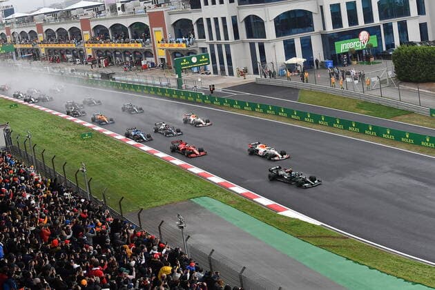 Formula 1 Turkish Grand Prix 2021 10.10.2021, Istanbul Park Circuit, Istanbul, Formula 1 Turkish Grand Prix 2021 ,im Bild Rennstart: Valtteri Bottas (FIN 77), Mercedes-AMG Petronas Formula One Team, Max Verstappen (NEL 33), Red Bull Racing Honda, Charles Leclerc (MCO 16), Scuderia Ferrari Mission Winnow, Sergio Perez (MEX 11), Red Bull Racing Honda, Fernando Alonso (ESP 14), Alpine F1 Team, Pierre Gasly (FRA 10), Scuderia AlphaTauri Honda,Sebastian Vettel (DEU 5), Aston Martin Cognizant Formula One Team, Lewis Hamilton (GBR 44), Mercedes-AMG Petronas Formula One Team, Esteban Ocon (FRA 31), Alpine F1 Team, Lando Norris (GBR 4), McLaren F1 Team, Daniel Ricciardo (AUS 3), McLaren F1 Team