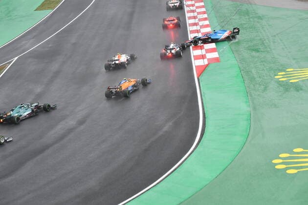 Formula 1 Turkish Grand Prix 2021 10.10.2021, Istanbul Park Circuit, Istanbul, Formula 1 Turkish Grand Prix 2021 ,im Bild Rennstart: Valtteri Bottas (FIN 77), Mercedes-AMG Petronas Formula One Team, Max Verstappen (NEL 33), Red Bull Racing Honda, Charles Leclerc (MCO 16), Scuderia Ferrari Mission Winnow, Sergio Perez (MEX 11), Red Bull Racing Honda, Fernando Alonso (ESP 14), Alpine F1 Team, Pierre Gasly (FRA 10), Scuderia AlphaTauri Honda,Sebastian Vettel (DEU 5), Aston Martin Cognizant Formula One Team, Lewis Hamilton (GBR 44), Mercedes-AMG Petronas Formula One Team, Esteban Ocon (FRA 31), Alpine F1 Team, Lando Norris (GBR 4), McLaren F1 Team, Daniel Ricciardo (AUS 3), McLaren F1 Team. Dreher von Fernando Alonso (ESP 14), Alpine F1 Team