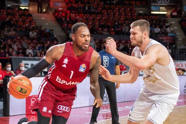 Thomas Deshaun 1 (FC Bayern), Martin Peterka 15 (Loewen Braunschweig), FC Bayern Basketball vs. Loewen Braunschweig, easyCredit BBL, 10.10.2021 Muenchen Bayern Deutschland