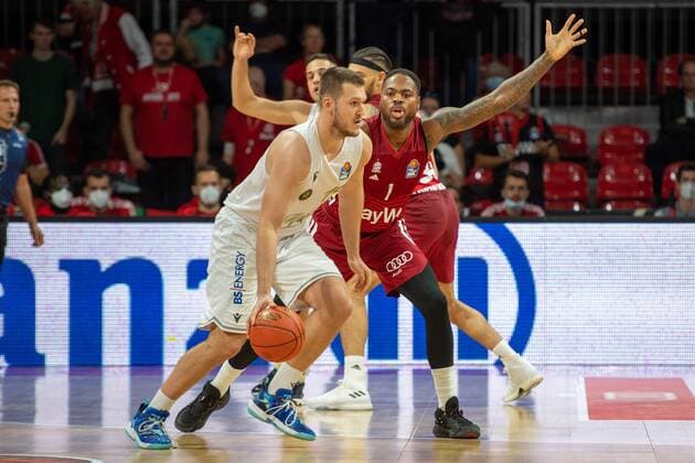 Martin Peterka 15 (Loewen Braunschweig), Thomas Deshaun 1 (FC Bayern), FC Bayern Basketball vs. Loewen Braunschweig, easyCredit BBL, 10.10.2021 Muenchen Bayern Deutschland