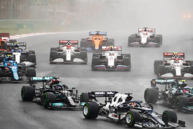 47 SCHUMACHER Mick (ger), Haas F1 Team VF-21 Ferrari, action 07 RAIKKONEN Kimi (fin), Alfa Romeo Racing ORLEN C41, action start of the race, depart, during the Formula 1 Rolex Turkish Grand Prix 2021, 16th round of the 2021 FIA Formula One World Championship, WM, Weltmeisterschaft from October 8 to 10, 2021 on the Istanbul Park, in Tuzla, Turkey - F1 - TURKISH GRAND PRIX 2021 - RACE DPPI Panoramic 00121034__B2_9955