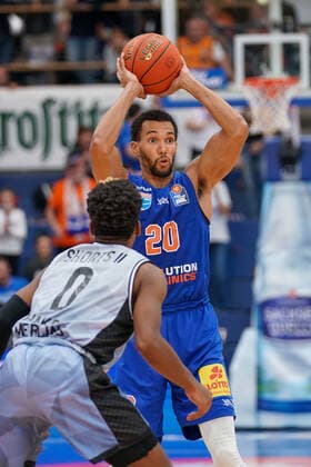 GER, Basketball, Bundesliga, Maenner, 2021 2022, 3. Spieltag, Syntainics MBC - HARKO Merlins Crailsheim, 10.10.2021, v.l.: T.J. Shorts (Crailsheim, 0), Jamel Morris (MBC, 20). GER, Basketball, Bundesliga, Maenner, 2021 2022, 3. Spieltag, Syntainics MBC - HARKO Merlins Crailsheim, 10.10.2021,