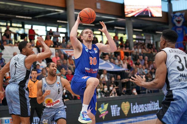 GER, Basketball, Bundesliga, Maenner, 2021 2022, 3. Spieltag, Syntainics MBC - HARKO Merlins Crailsheim, 10.10.2021, v.l.: Jaren Lewis (Crailsheim, 1), Elias Lasisi (Crailsheim, 6), Jakub Garbacz (MBC, 30), Richmond Aririguzoh (Crailsheim, 34). GER, Basketball, Bundesliga, Maenner, 2021 2022, 3. Spieltag, Syntainics MBC - HARKO Merlins Crailsheim, 10.10.2021,