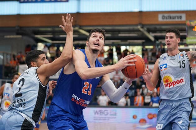 GER, Basketball, Bundesliga, Maenner, 2021 2022, 3. Spieltag, Syntainics MBC - HARKO Merlins Crailsheim, 10.10.2021, v.l.: Jared Savage (Crailsheim, 2), Goran Huskic (MBC, 23), Bogdan Radosavljevic (Crailsheim, 15). GER, Basketball, Bundesliga, Maenner, 2021 2022, 3. Spieltag, Syntainics MBC - HARKO Merlins Crailsheim, 10.10.2021,