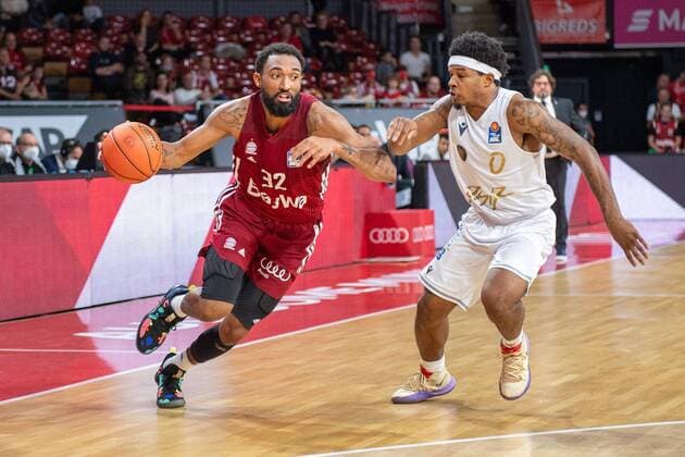 Darrun Hilliard 32 (FC Bayern), Tookie Brown 0 (Loewen Braunschweig), FC Bayern Basketball vs. Loewen Braunschweig, easyCredit BBL, 10.10.2021 Muenchen Bayern Deutschland