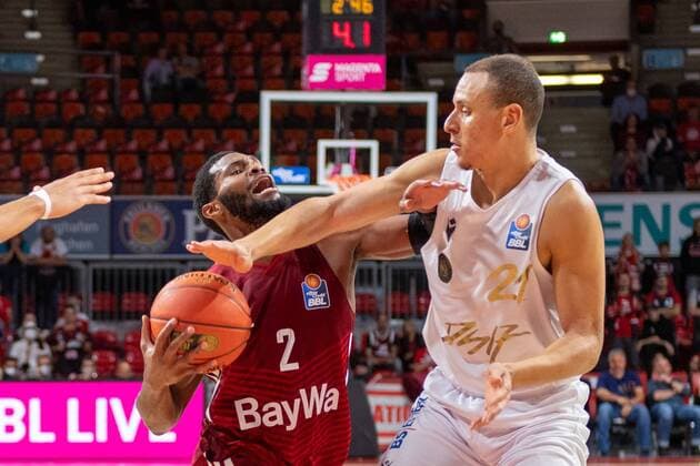 Corey Walden 2 (FC Bayern), Robin Amaize 21 (Loewen Braunschweig), FC Bayern Basketball vs. Loewen Braunschweig, easyCredit BBL, 10.10.2021 Muenchen Bayern Deutschland