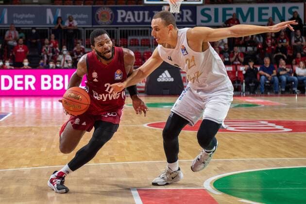 Corey Walden 2 (FC Bayern), Robin Amaize 21 (Loewen Braunschweig), FC Bayern Basketball vs. Loewen Braunschweig, easyCredit BBL, 10.10.2021 Muenchen Bayern Deutschland