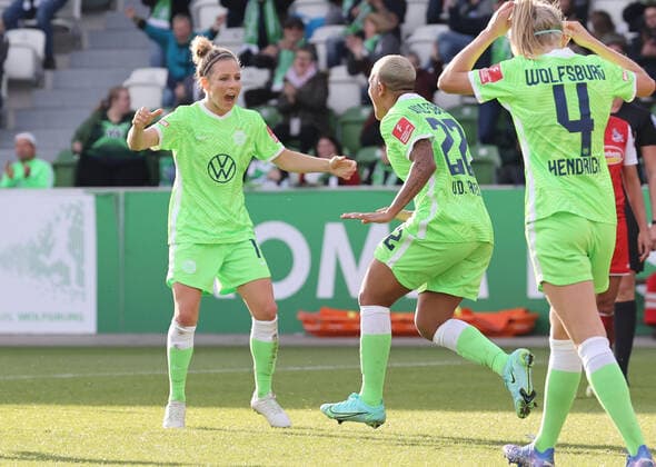 VfL-Frauen vs Köln Fußball, Frauen, Saison 21 22, Flyeralarm Bundesliga, 5. Spieltag, VfL Wolfsburg vs 1. FC Köln, Bild zeigt: Jubel über das Tor zum 1:0 für den VfL durch Shanice van de Sanden (VfL, 22) mit Svenja Huth (VfL, 10) Wolfsburg