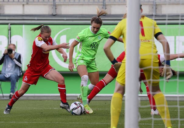 VfL-Frauen vs Köln Fußball, Frauen, Saison 21 22, Flyeralarm Bundesliga, 5. Spieltag, VfL Wolfsburg vs 1. FC Köln, Bild zeigt: Sandra Starke (VfL, 16) Wolfsburg