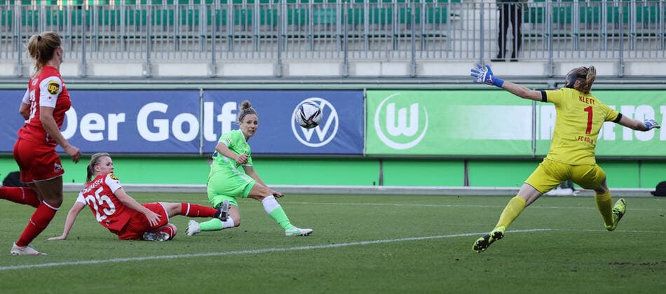 VfL-Frauen vs Köln Fußball, Frauen, Saison 21 22, Flyeralarm Bundesliga, 5. Spieltag, VfL Wolfsburg vs 1. FC Köln, Bild zeigt: Svenja Huth (VfL, 10) erzielt in dieser Szene das Tor zum 3:0 für den VfL Wolfsburg