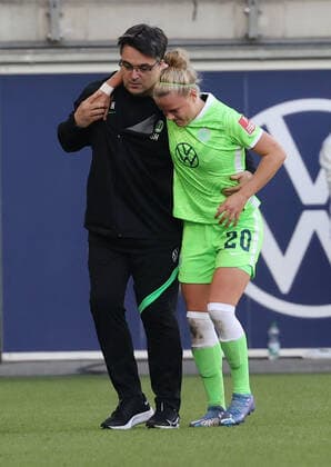 VfL-Frauen vs Köln Fußball, Frauen, Saison 21 22, Flyeralarm Bundesliga, 5. Spieltag, VfL Wolfsburg vs 1. FC Köln, Bild zeigt: Pia-Sophie Wolter (VfL, 20) muss verletzt vom Platz ausgewechselt werden Wolfsburg