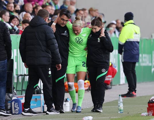 VfL-Frauen vs Köln Fußball, Frauen, Saison 21 22, Flyeralarm Bundesliga, 5. Spieltag, VfL Wolfsburg vs 1. FC Köln, Bild zeigt: Pia-Sophie Wolter (VfL, 20) muss verletzt vom Platz ausgewechselt werden Wolfsburg