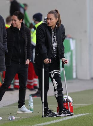 VfL-Frauen vs Köln Fußball, Frauen, Saison 21 22, Flyeralarm Bundesliga, 5. Spieltag, VfL Wolfsburg vs 1. FC Köln, Bild zeigt: Ewa Pajor mit Krücken auf dem Platz nach dem Spiel Wolfsburg