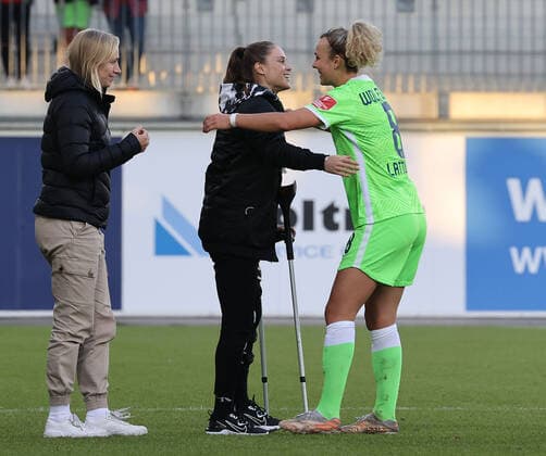 VfL-Frauen vs Köln Fußball, Frauen, Saison 21 22, Flyeralarm Bundesliga, 5. Spieltag, VfL Wolfsburg vs 1. FC Köln, Bild zeigt: Ewa Pajor mit Krücken auf dem Platz nach dem Spiel zusammen mit Lena Lattwein (VfL, 8) Wolfsburg