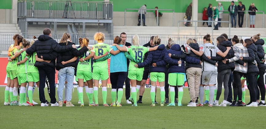 VfL-Frauen vs Köln Fußball, Frauen, Saison 21 22, Flyeralarm Bundesliga, 5. Spieltag, VfL Wolfsburg vs 1. FC Köln, Bild zeigt: VfL-Trainer Tommy Stroot mit Ansprache nach dem Spiel im Mannschaftskreis Wolfsburg
