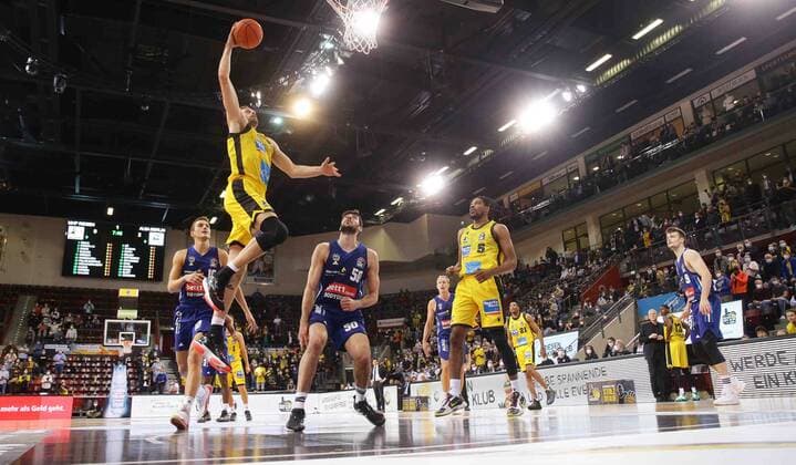 Ludwigsburg , Basketball easycredit BBL Bundesliga . MHP Riesen Ludwigsburg vs. Alba Berlin , Jonas Wohlfarth-Bottermann ( Riesen )