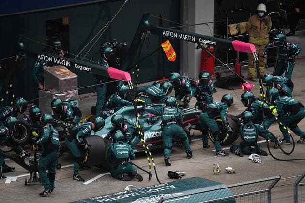 Formula 1 Turkish Grand Prix 2021 10.10.2021, Istanbul Park Circuit, Istanbul, Formula 1 Turkish Grand Prix 2021 ,im Bild Boxenstop von Sebastian Vettel (DEU 5), Aston Martin Cognizant Formula One Team, er bekommt Slicks aufgezogen.