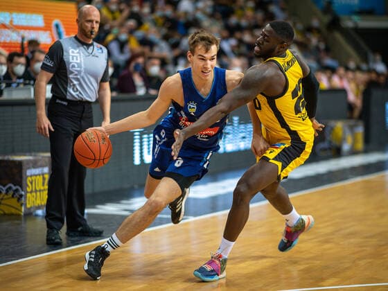 Malte Delow (Alba Berlin, 06), Rawle Alkins (MHP Riesen Ludwigsburg, 20), MHP Riesen vs. Alba Berlin, Basketball, Bundesliga, easyCredit BBL, 3. Spieltag, Spielzeit 2021 2022, 10.10.2021, MHP Riesen vs. Alba Berlin, Basketball, Bundesliga, easyCredit BBL, 3. Spieltag, Spielzeit 2021 2022, 10.10.2021 Ludwigsburg Copyright: xEibner-Pressefoto SaschaxWaltherx EP_swa