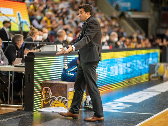 Aito Garcia Reneses (Alba Berlin, Cheftrainer) aergert sich, MHP Riesen vs. Alba Berlin, Basketball, Bundesliga, easyCredit BBL, 3. Spieltag, Spielzeit 2021 2022, 10.10.2021, MHP Riesen vs. Alba Berlin, Basketball, Bundesliga, easyCredit BBL, 3. Spieltag, Spielzeit 2021 2022, 10.10.2021 Ludwigsburg Copyright: xEibner-Pressefoto SaschaxWaltherx EP_swa