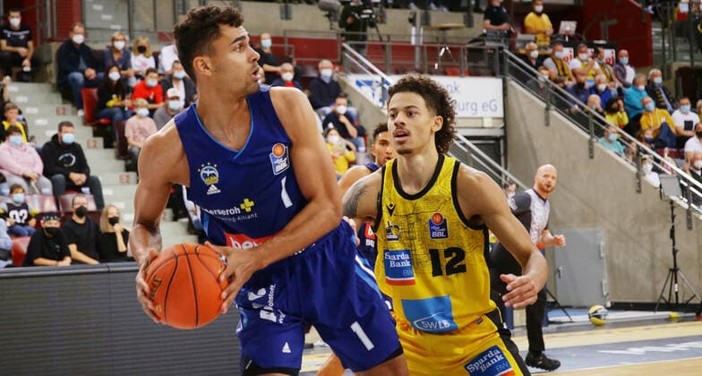 Ludwigsburg , Basketball easycredit BBL Bundesliga . MHP Riesen Ludwigsburg vs. Alba Berlin , von links: Oscar da Silva ( Alba ) Jonah Radebaugh ( Riesen )