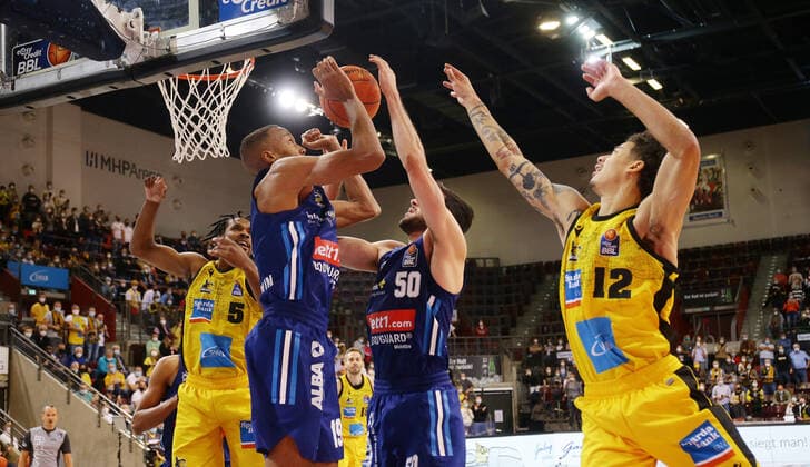 Ludwigsburg , Basketball easycredit BBL Bundesliga . MHP Riesen Ludwigsburg vs. Alba Berlin , von links: Justin Simon ( Riesen ) Louis Olinde ( Alba ) Yovel Zoosman ( Alba ) Jonah Radebaugh ( Riesen )