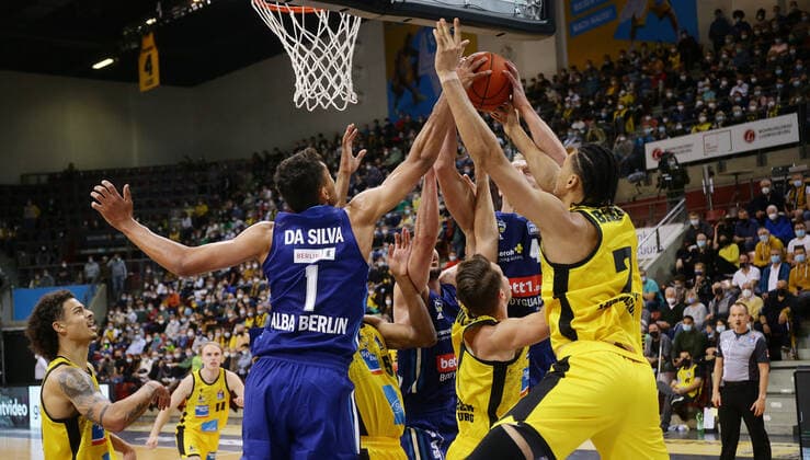 Ludwigsburg , Basketball easycredit BBL Bundesliga . MHP Riesen Ludwigsburg vs. Alba Berlin , von links: Oscar da Silva ( Alba ) Jonathan Bähre ( Riesen )