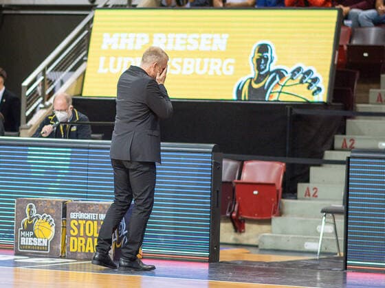 John Patrick (MHP Riesen Ludwigsburg, Head Coach), kann es nicht ansehn, Geste, Haende vor Augen, MHP Riesen vs. Alba Berlin, Basketball, Bundesliga, easyCredit BBL, 3. Spieltag, Spielzeit 2021 2022, 10.10.2021, MHP Riesen vs. Alba Berlin, Basketball, Bundesliga, easyCredit BBL, 3. Spieltag, Spielzeit 2021 2022, 10.10.2021 Ludwigsburg Copyright: xEibner-Pressefoto SaschaxWaltherx EP_swa